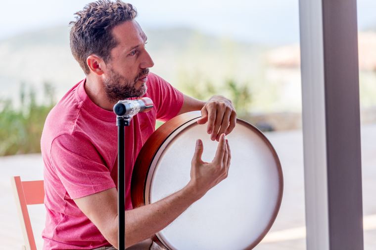 Explaining a rhythm to the group